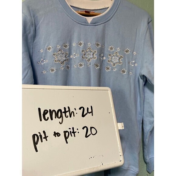 Holiday Traditions Women’s Blue and White Snowflake Sweater Size Large - Picture 6 of 6